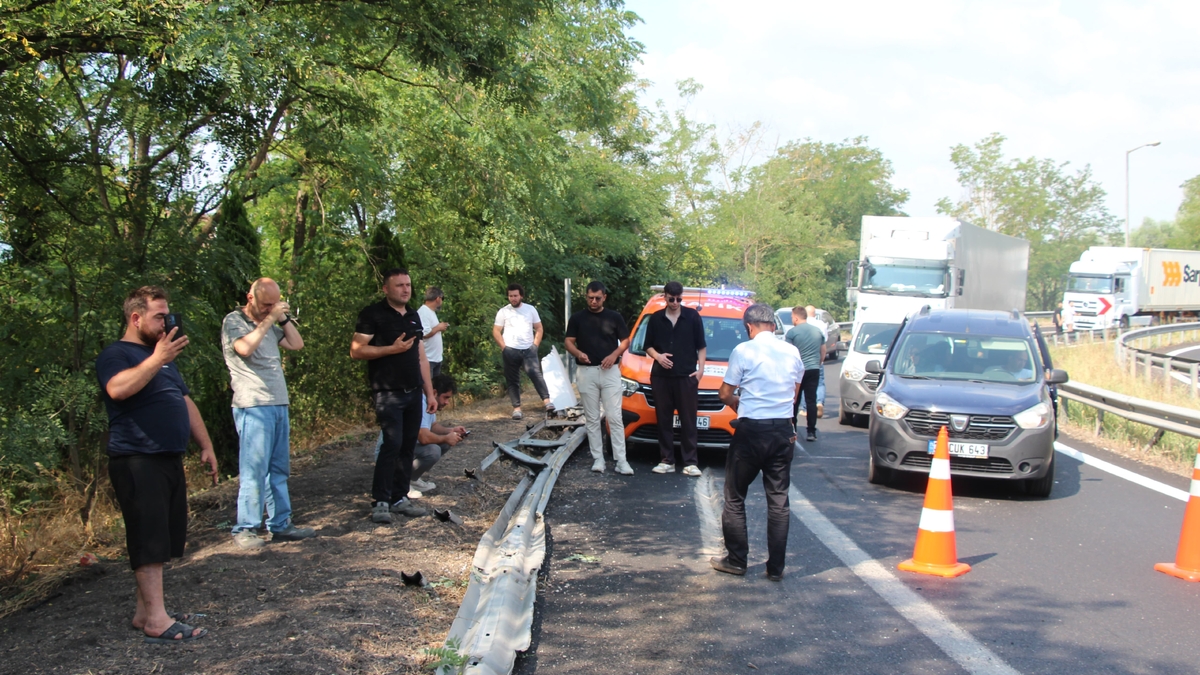 Kocaeli’den geliyordu! Akyazı gişelerinde devrildi