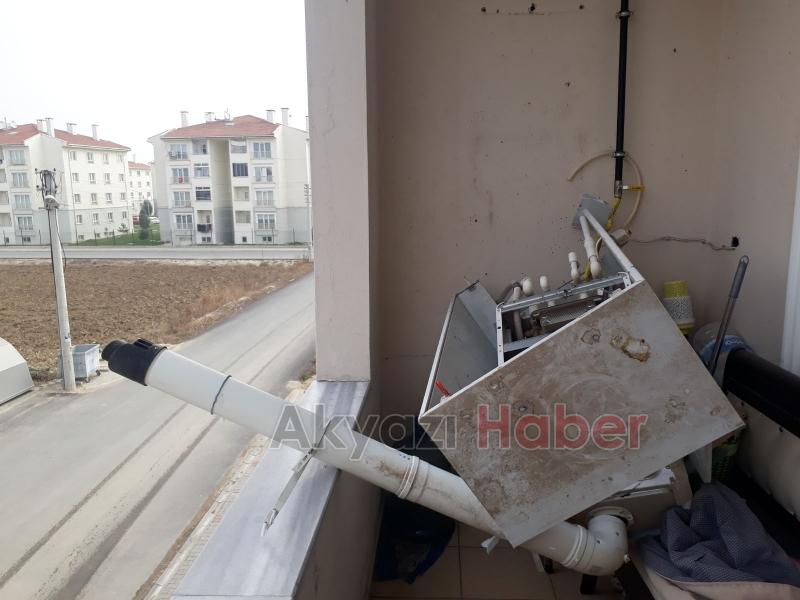 Yerinden düşen kombi korkuttu