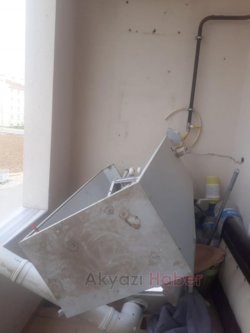 Yerinden düşen kombi korkuttu