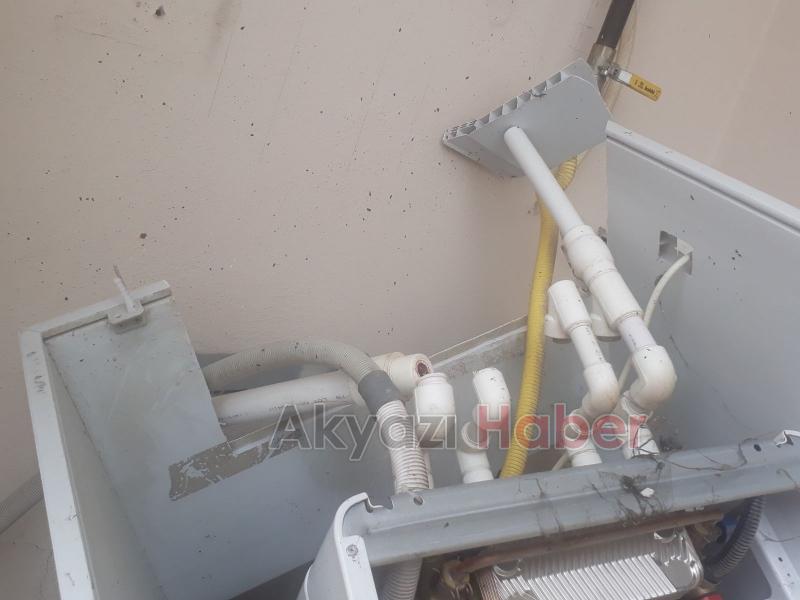 Yerinden düşen kombi korkuttu