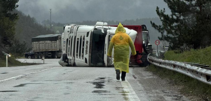 Kömür yüklü tır devrildi