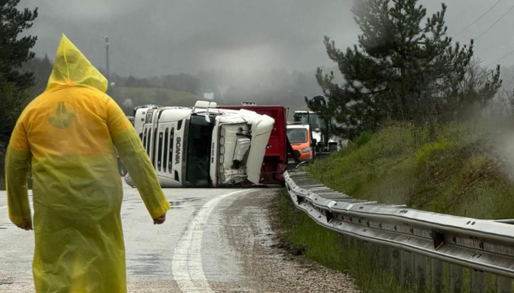 Kömür yüklü tır devrildi