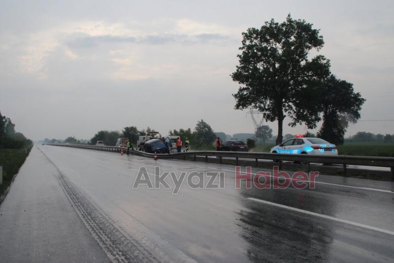 Kontrolden Çıkan Hafif Ticari Araç Bariyerlere Girdi