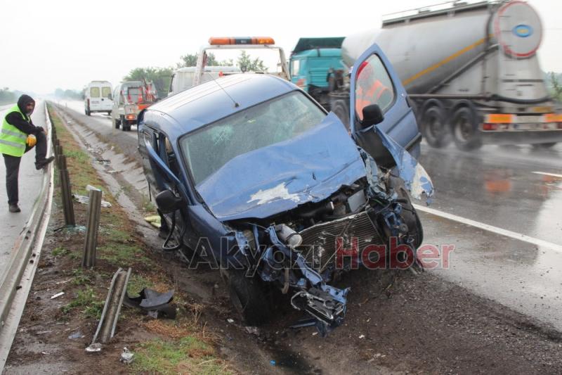 Kontrolden Çıkan Hafif Ticari Araç Bariyerlere Girdi