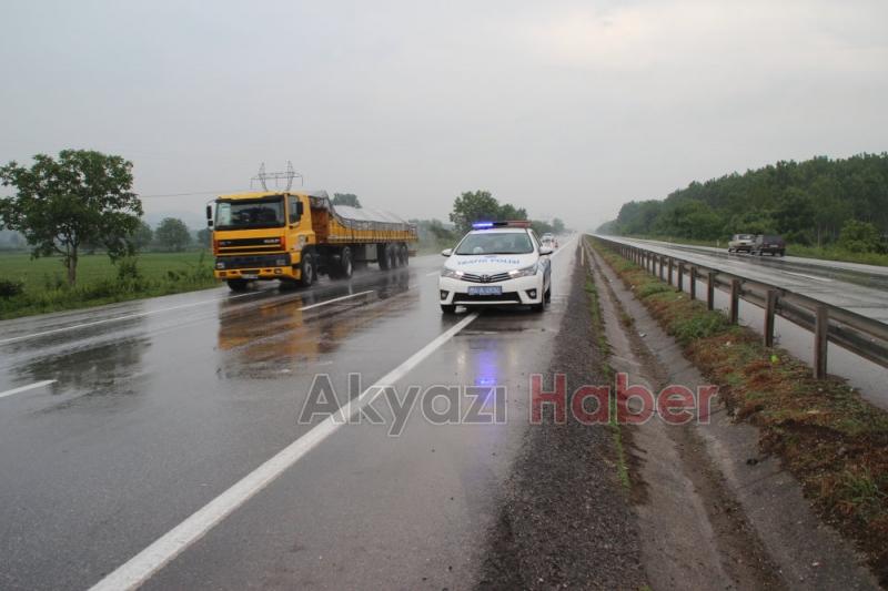 Kontrolden Çıkan Hafif Ticari Araç Bariyerlere Girdi