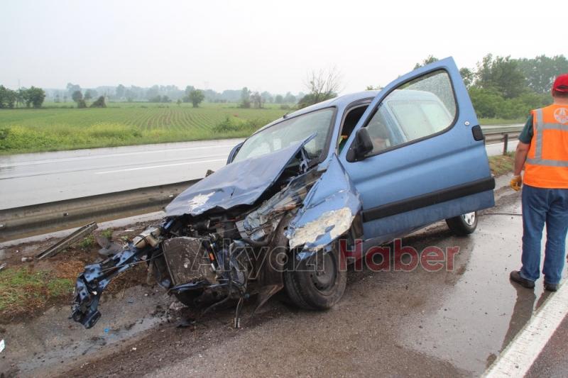 Kontrolden Çıkan Hafif Ticari Araç Bariyerlere Girdi