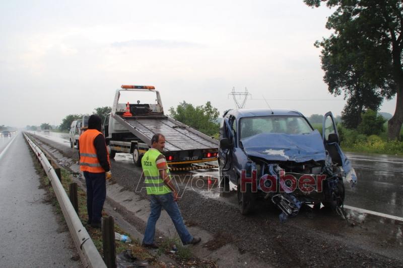 Kontrolden Çıkan Hafif Ticari Araç Bariyerlere Girdi