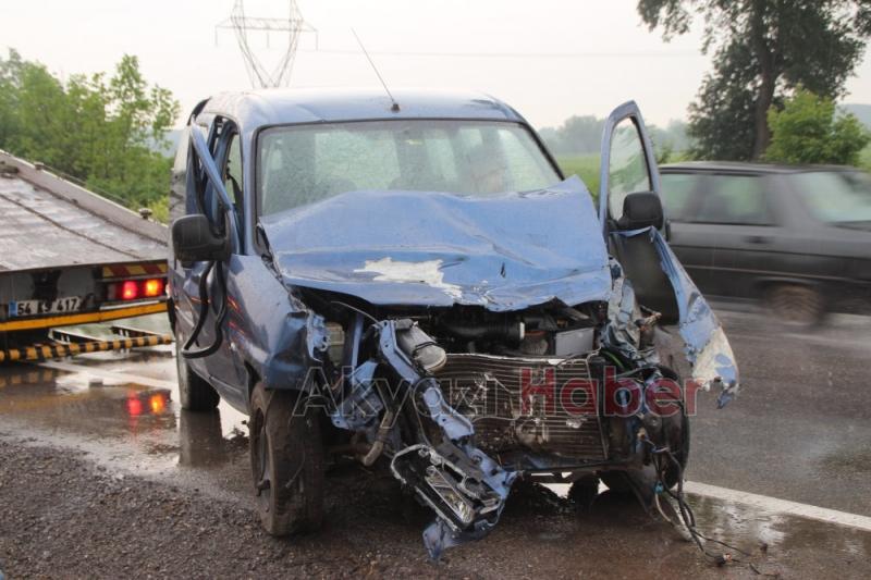 Kontrolden Çıkan Hafif Ticari Araç Bariyerlere Girdi