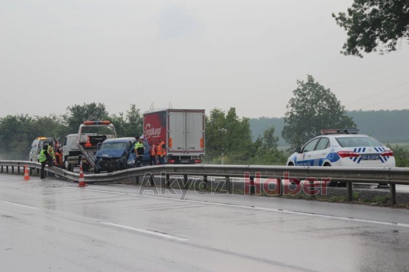 Kontrolden Çıkan Hafif Ticari Araç Bariyerlere Girdi