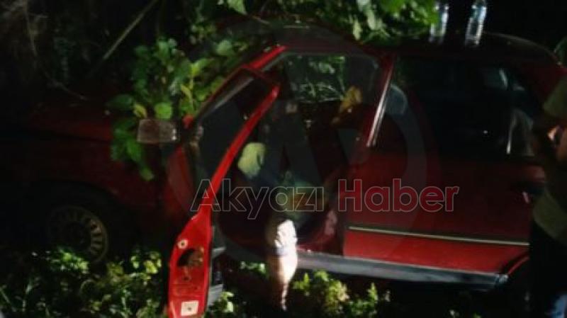 Kontrolden çıkan otomobil ağaca çarptı