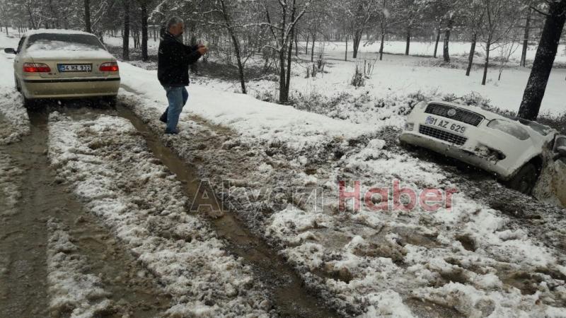 Kontrolden Çıkan Otomobil Şarampole Yuvarlandı