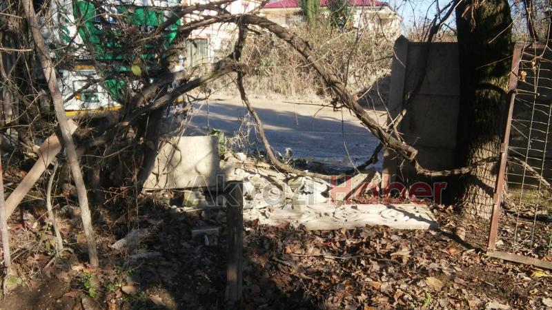 Kontrolden Çıkan Tır Bahçe Duvarına Girdi