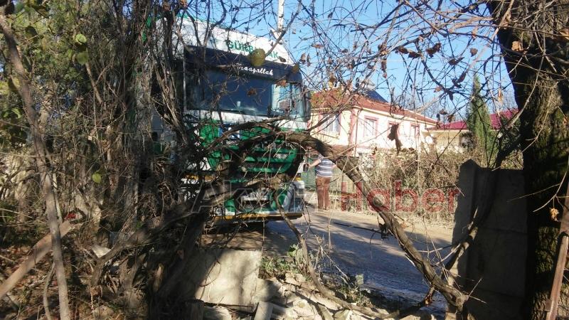 Kontrolden Çıkan Tır Bahçe Duvarına Girdi