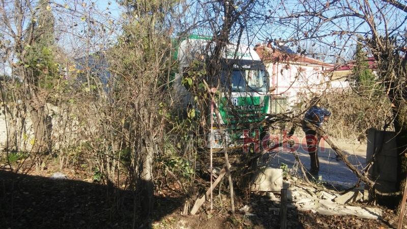 Kontrolden Çıkan Tır Bahçe Duvarına Girdi