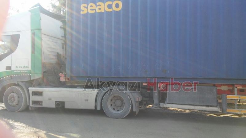 Kontrolden Çıkan Tır Bahçe Duvarına Girdi