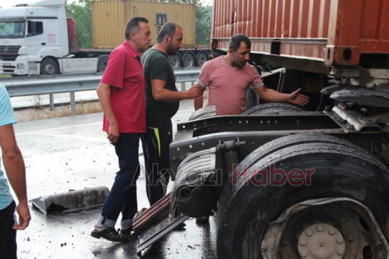 Kontrolden Çıkan Tır Karşı Şeride Geçti