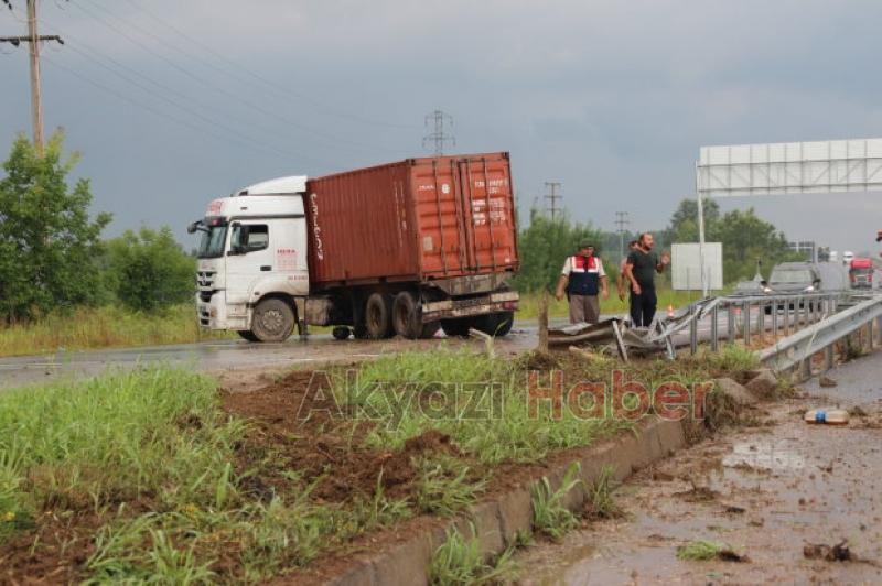 Kontrolden Çıkan Tır Karşı Şeride Geçti