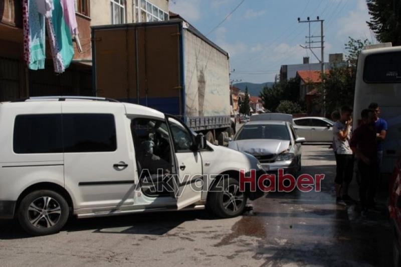  Kontrolsüz Çıkış Yapan Otomobil Kazaya Sebebiyet Verdi
