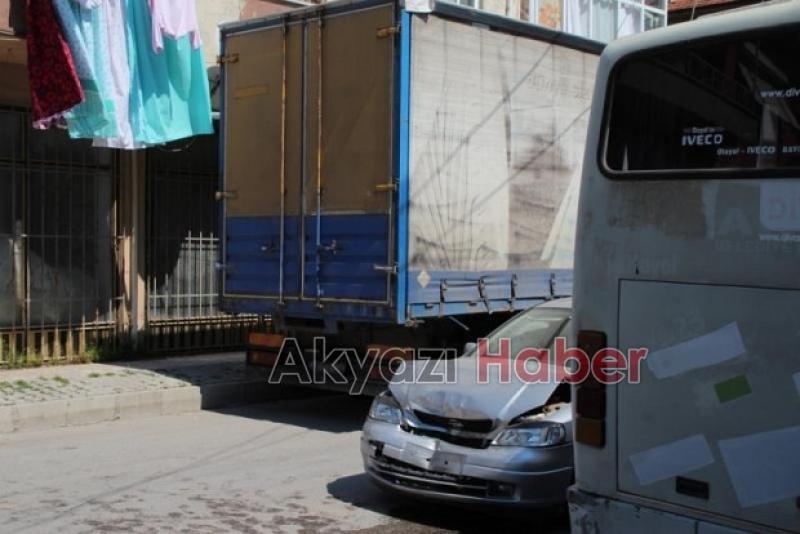  Kontrolsüz Çıkış Yapan Otomobil Kazaya Sebebiyet Verdi