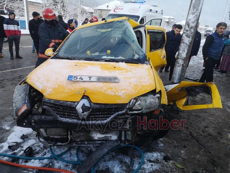 Kontrolü kaybeden ticari taksi direğe çarptı