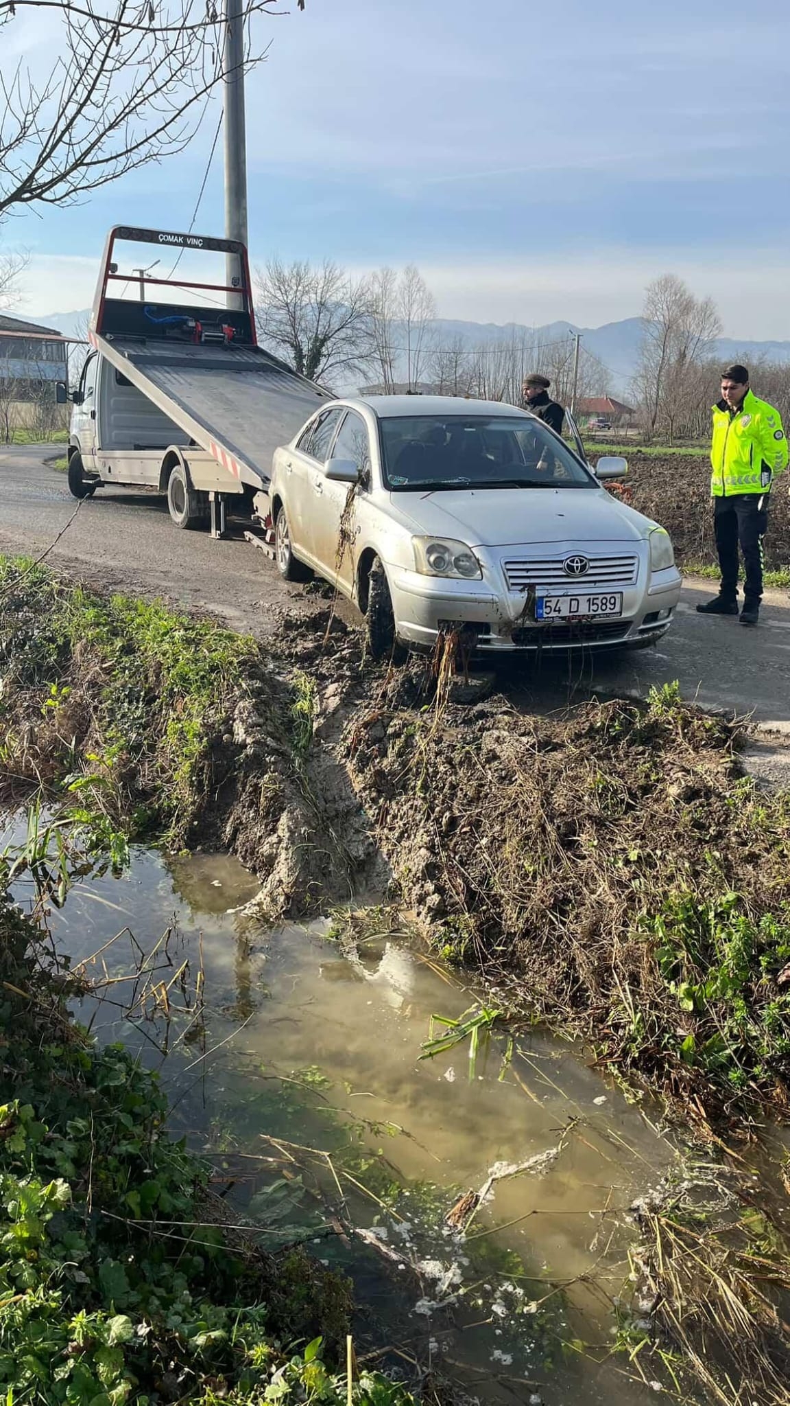 Kontrolü kaybetti, kanala uçtu