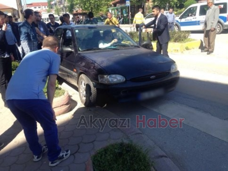 Kontrolünü Kaybeden Otomobil Beton Saksıya Çarptı