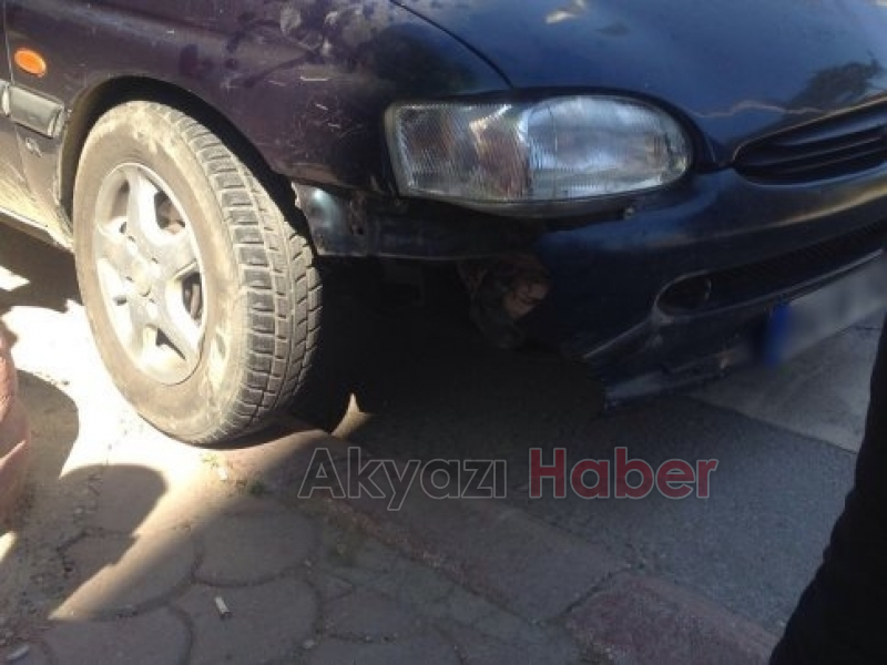 Kontrolünü Kaybeden Otomobil Beton Saksıya Çarptı