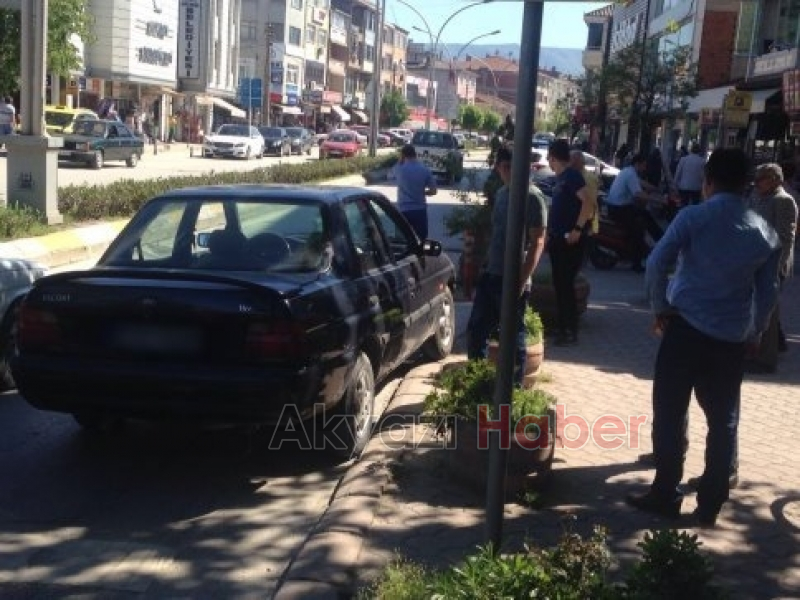 Kontrolünü Kaybeden Otomobil Beton Saksıya Çarptı