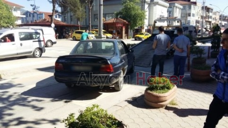 Kontrolünü Kaybeden Otomobil Beton Saksıya Çarptı