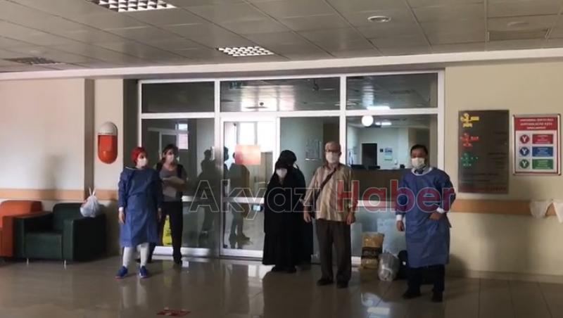 Korona virüsü yenen yaşlı çift hastaneden alkışlanarak taburcu edildi