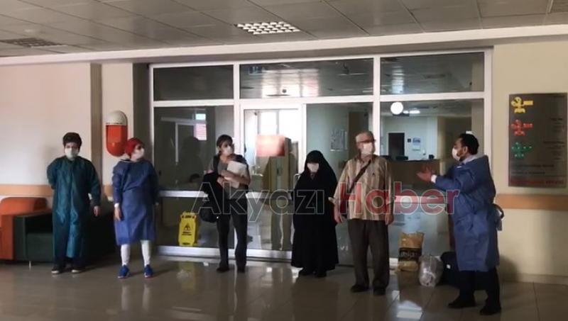 Korona virüsü yenen yaşlı çift hastaneden alkışlanarak taburcu edildi