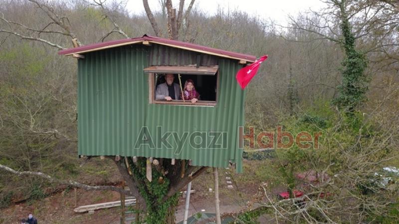 Koronadan korunmak için ağaç evde yaşıyorlar