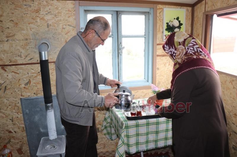 Koronadan korunmak için ağaç evde yaşıyorlar