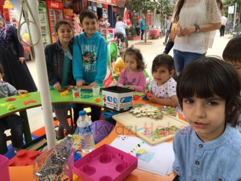 Kreş Öğrencileri Yolları Boyadılar