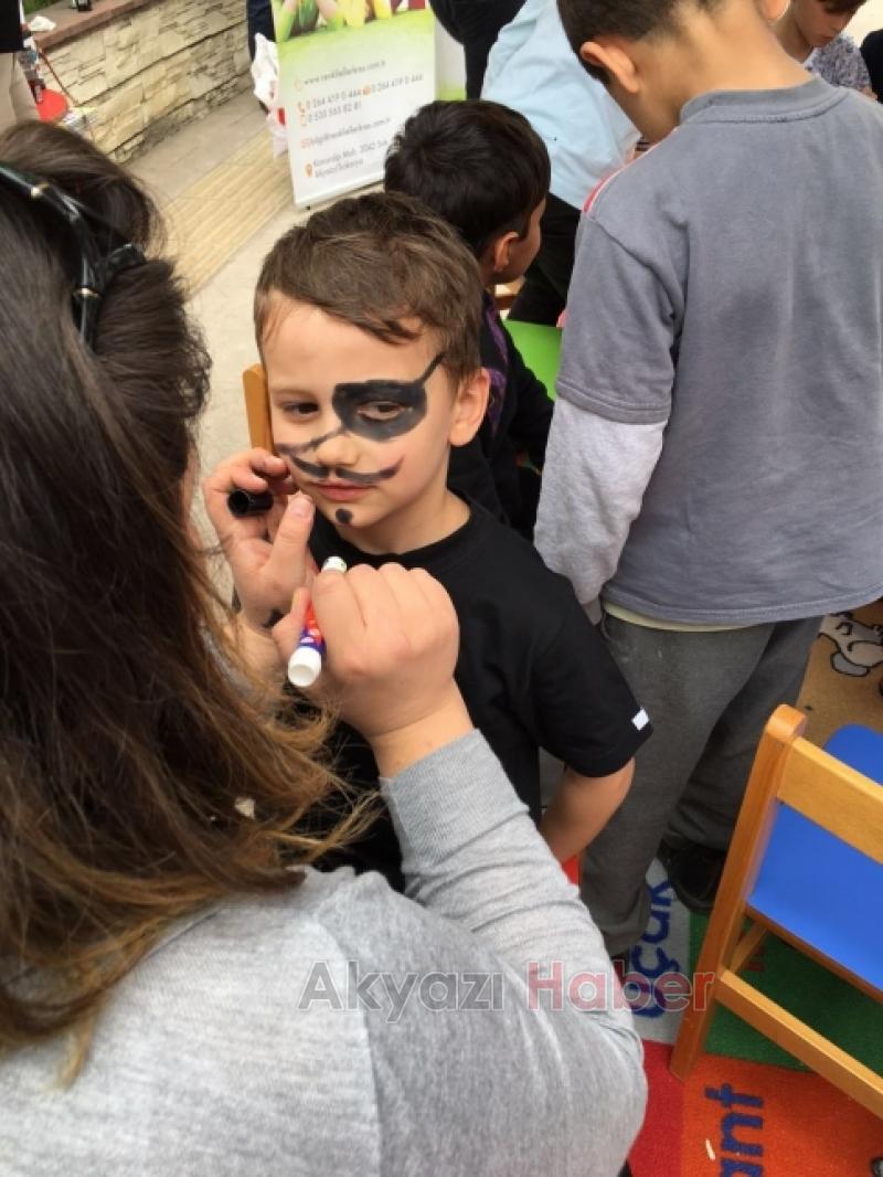 Kreş Öğrencileri Yolları Boyadılar