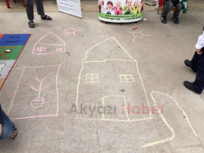 Kreş Öğrencileri Yolları Boyadılar