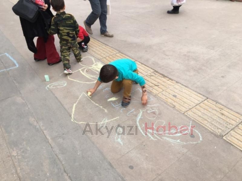 Kreş Öğrencileri Yolları Boyadılar