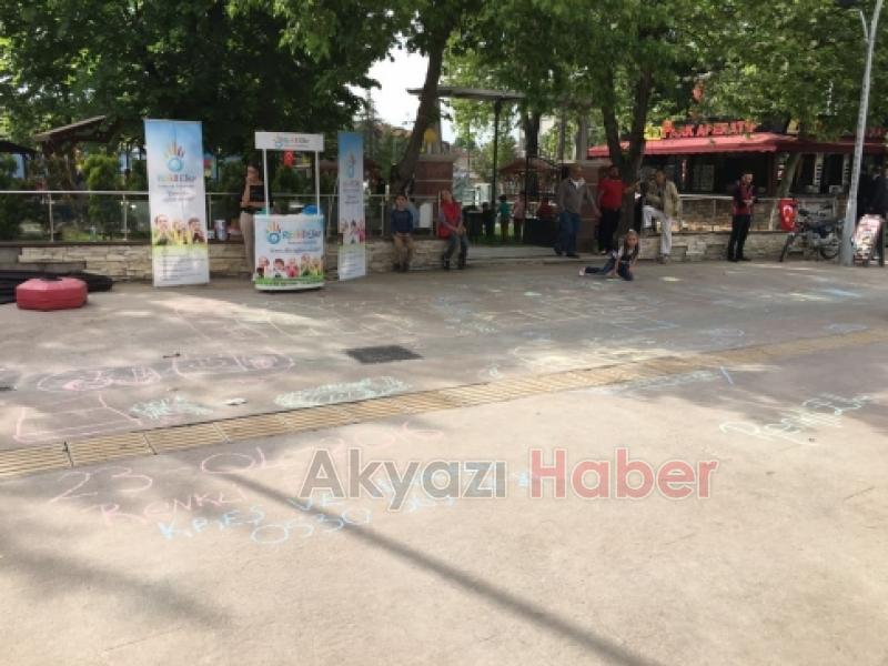 Kreş Öğrencileri Yolları Boyadılar