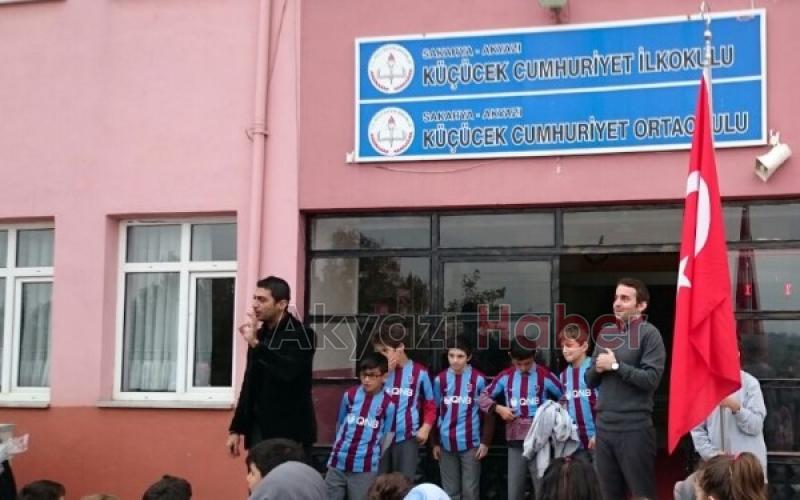 KÜÇÜCEK CUMHURİYET BORDO MAVİYE BÜRÜNDÜ