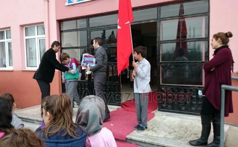 KÜÇÜCEK CUMHURİYET BORDO MAVİYE BÜRÜNDÜ