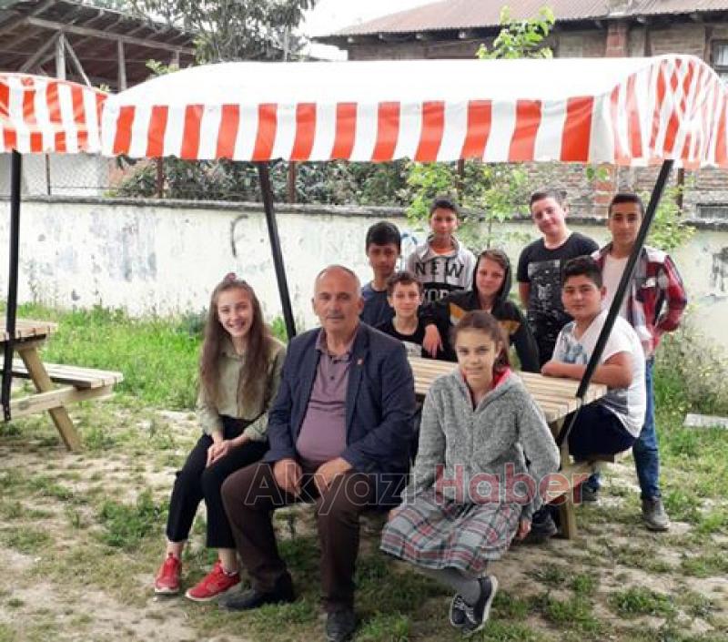 Küçücek Okuluna 8 Adet Oturak Hediye Edildi