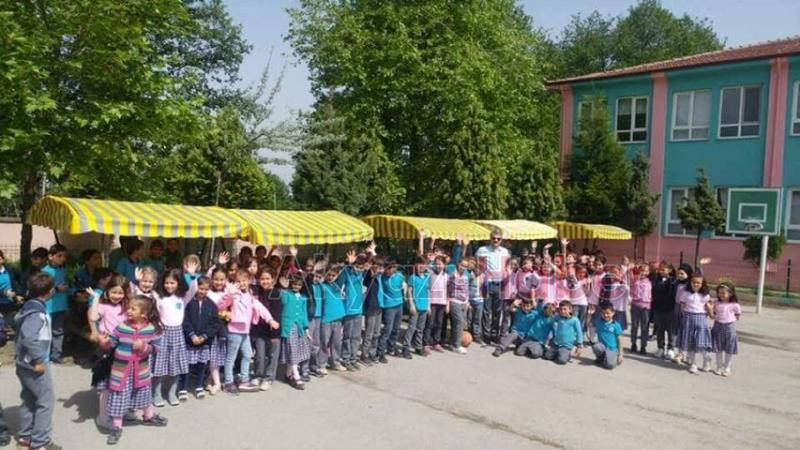 Küçücek Okuluna 8 Adet Oturak Hediye Edildi