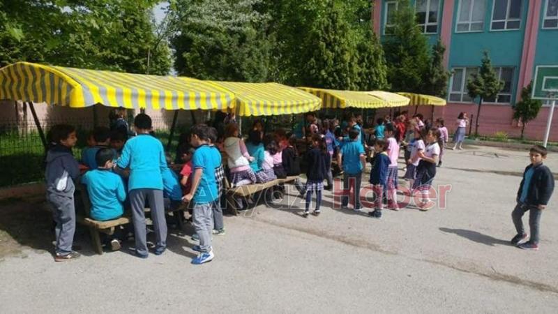 Küçücek Okuluna 8 Adet Oturak Hediye Edildi