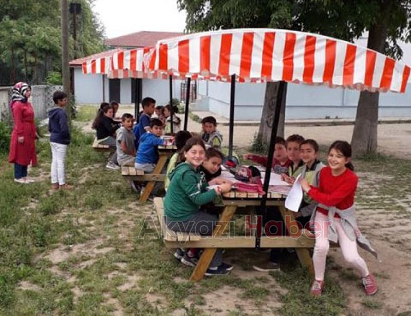 Küçücek Okuluna 8 Adet Oturak Hediye Edildi
