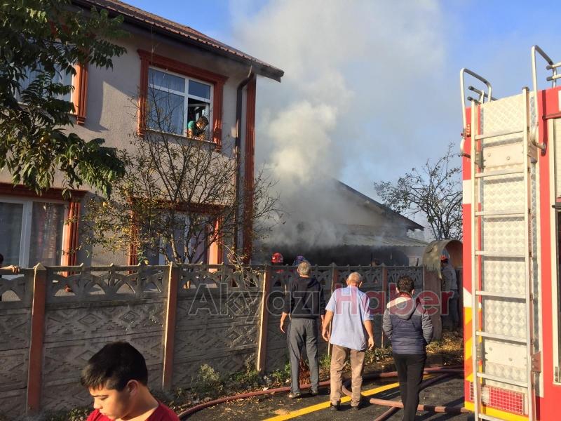 KARAPÜRÇEKTE SAMANLIKTA ÇIKAN YANGIN KORKUTTU