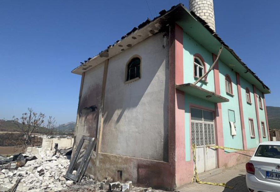 Kül olan köyde camiye hiçbir şey olmadı