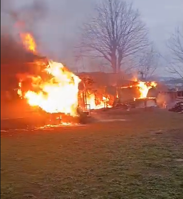 Kümes ve ev alevler içinde kaldı