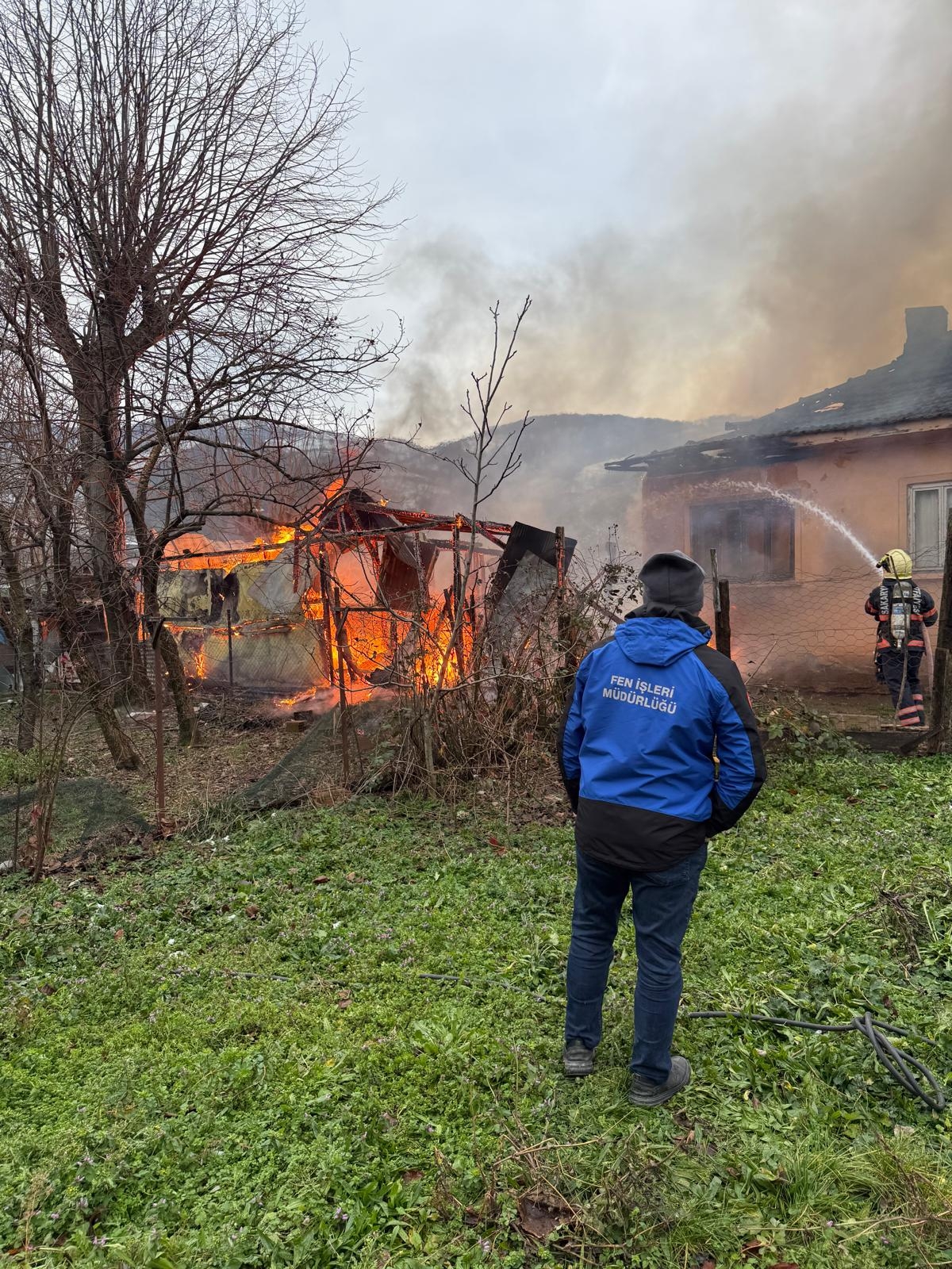 Kümes ve ev alevler içinde kaldı