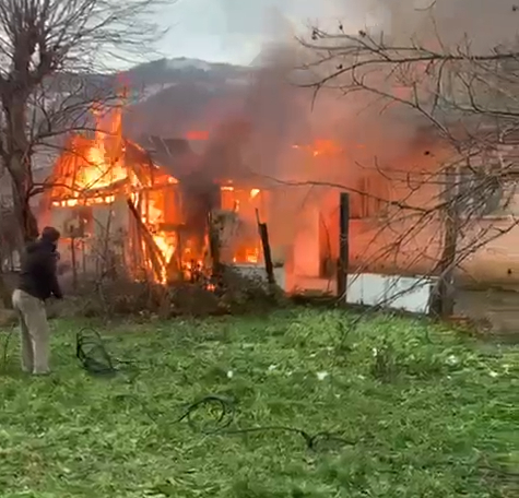 Kümes ve ev alevler içinde kaldı