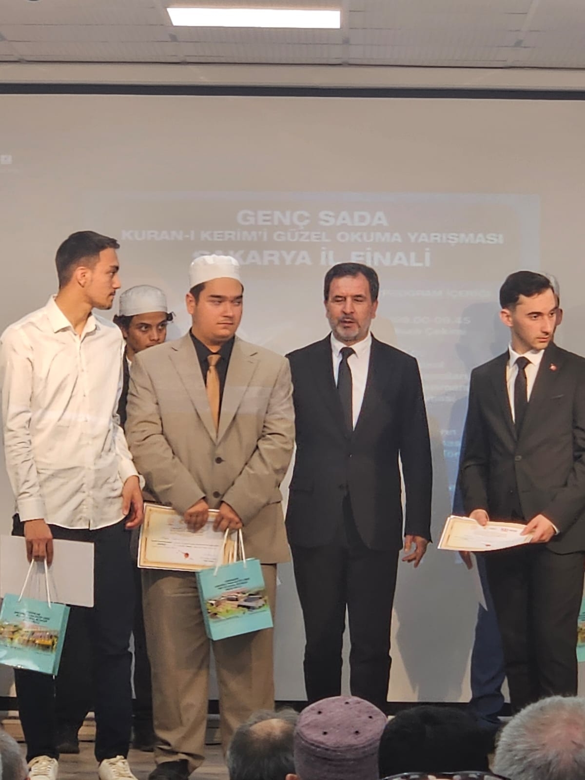 Kur’an-ı Kerim’i Güzel Okuma Yarışması’nda  Akyazılı öğrenci ikinci oldu